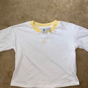 New Adidas embroidered logo white T-shirt with yellow trim sz S/M